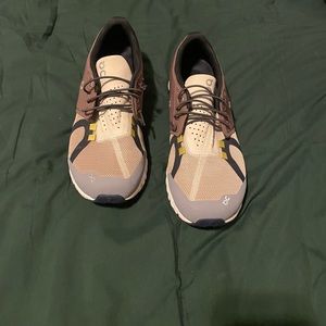 On Cloud sneakers - like new condition